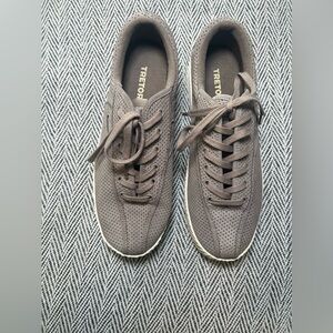 Women’s Tretorn Nylite 10 Bold Taupe-Grey Suede Platform Lace-Up Sneakers Size 8